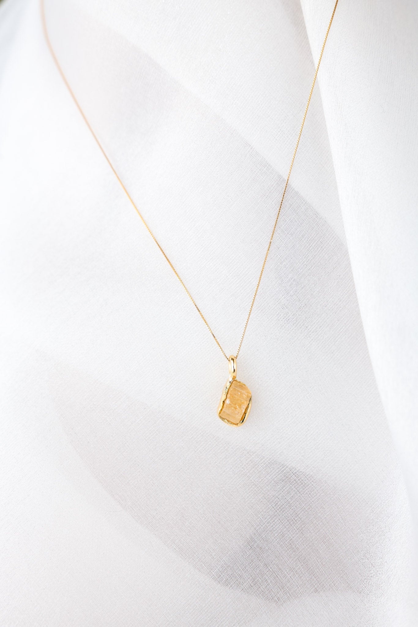 Intiara – Raw Yellow Beryl 18k Gold Pendant