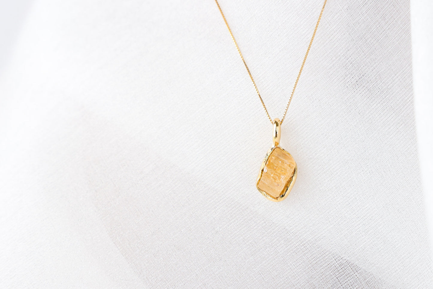 Intiara – Raw Yellow Beryl 18k Gold Pendant