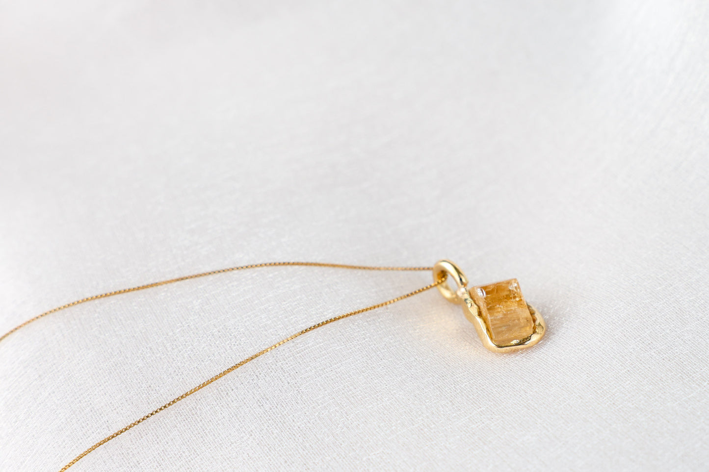 Intiara – Raw Yellow Beryl 18k Gold Pendant