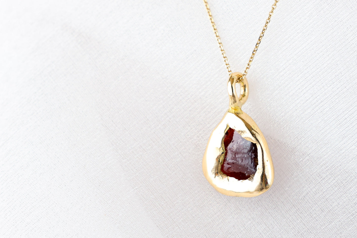 Noctura – Garnet 18k Gold Pendant