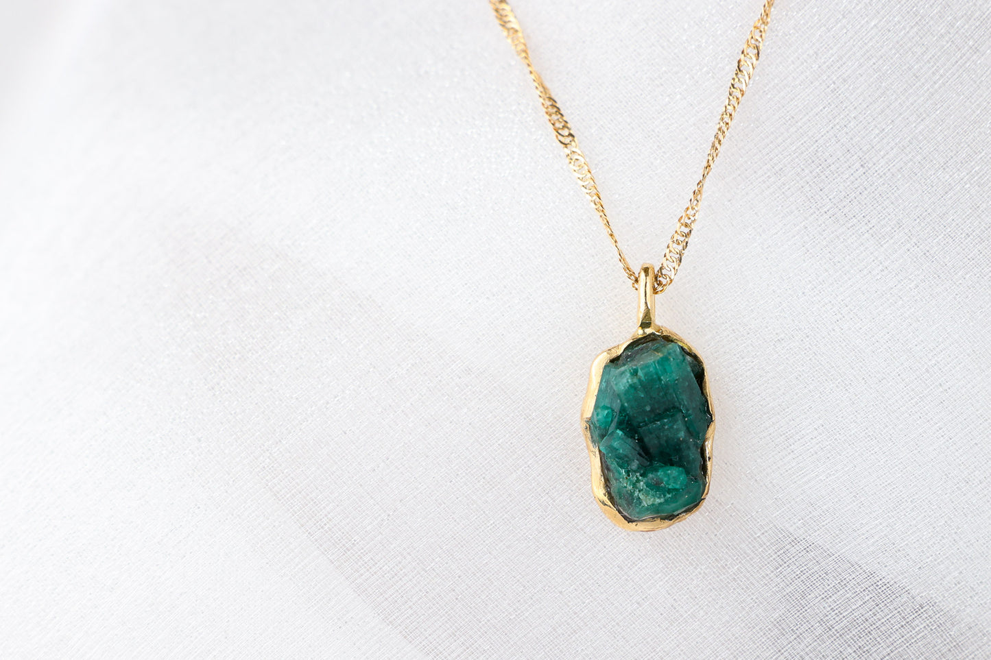 Kora – Emerald 18k Gold Pendant