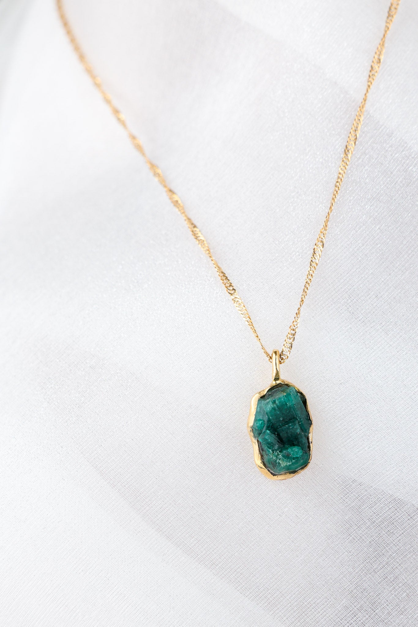 Kora – Emerald 18k Gold Pendant