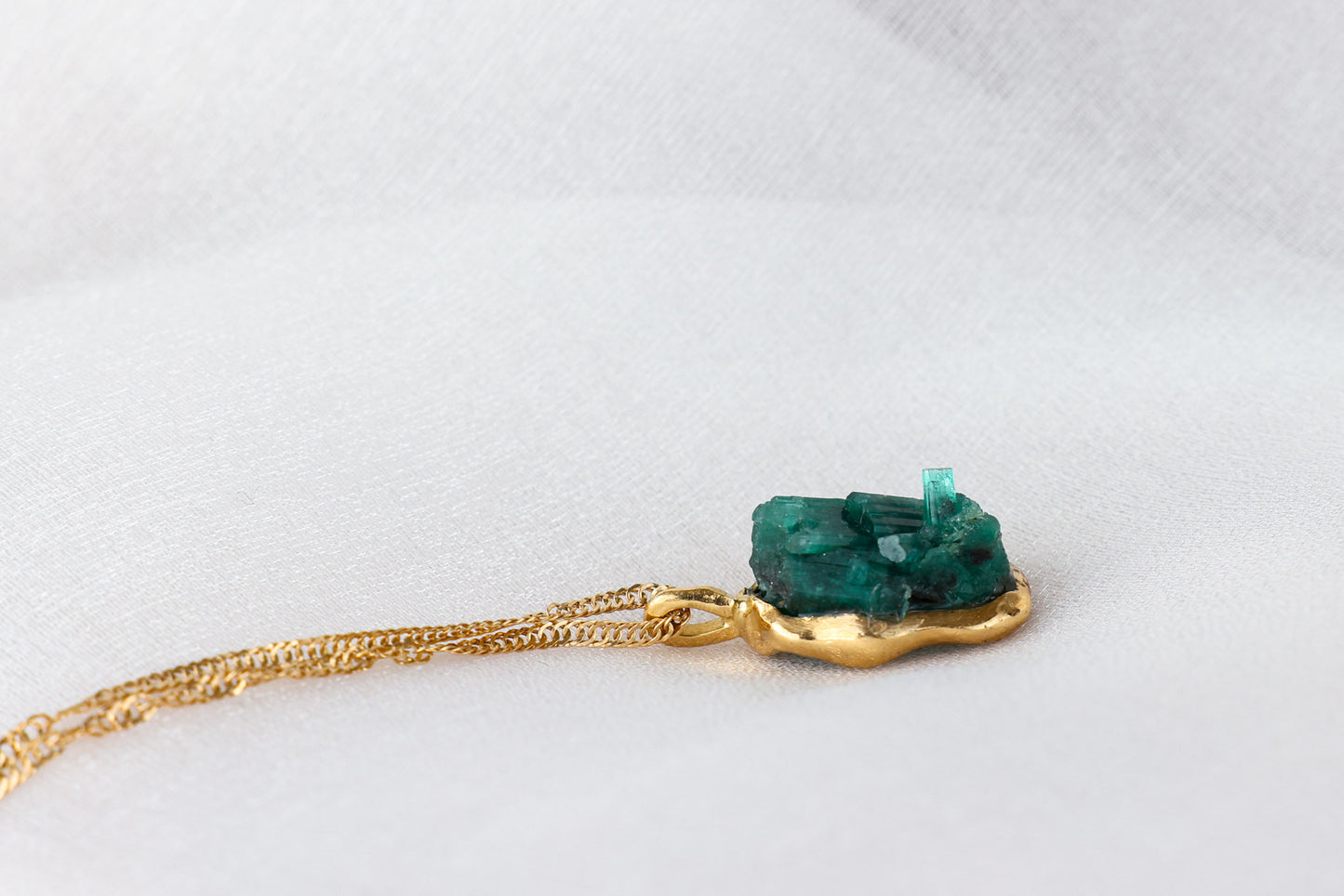 Kora – Emerald 18k Gold Pendant