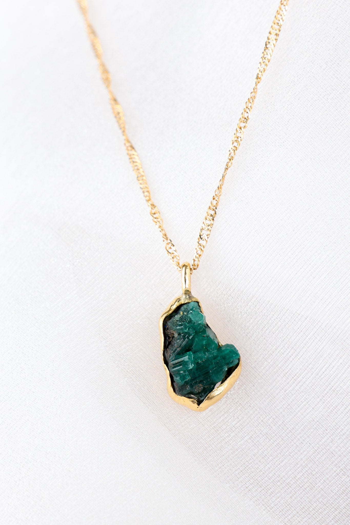 Nimara – Emerald 18k Gold Pendant