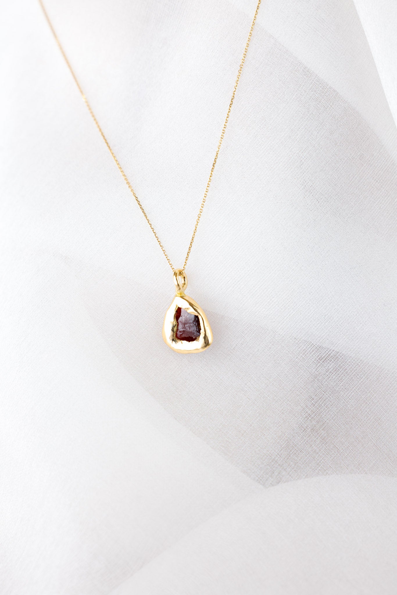 Noctura – Garnet 18k Gold Pendant
