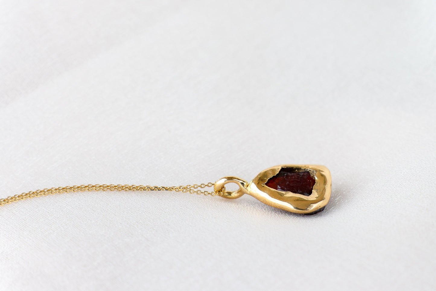 Noctura – Garnet 18k Gold Pendant