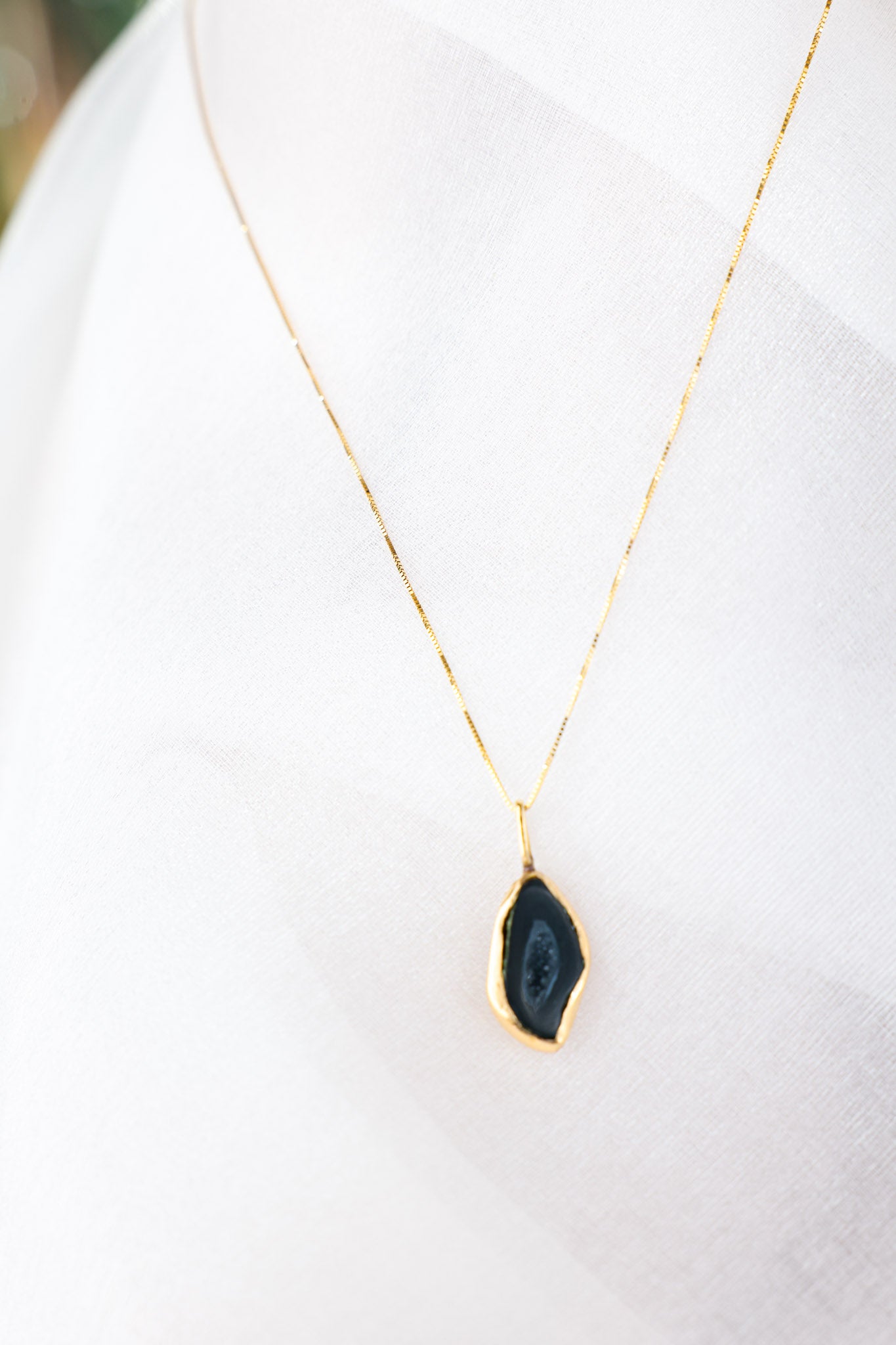 Nyra – Geode Quartz 18k Gold Pendant