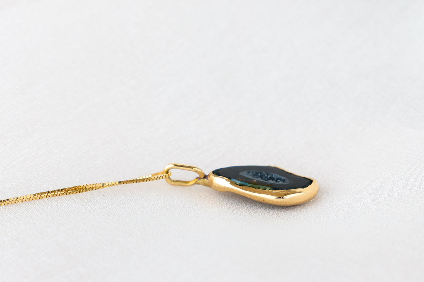 Nyra – Geode Quartz 18k Gold Pendant