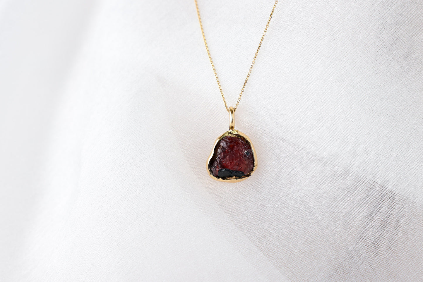 Soleil Sombre – Garnet 18k Gold Pendant