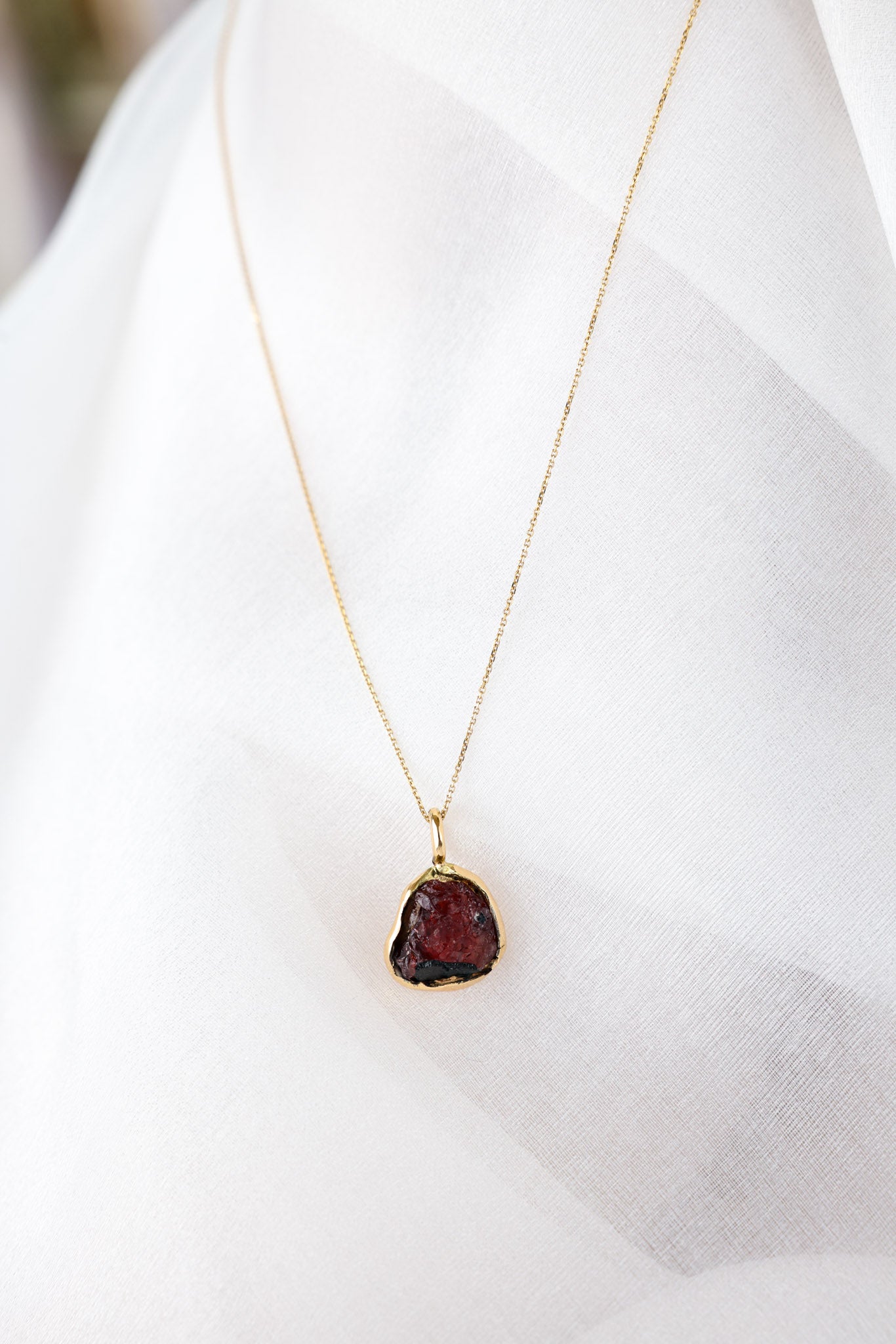 Soleil Sombre – Garnet 18k Gold Pendant