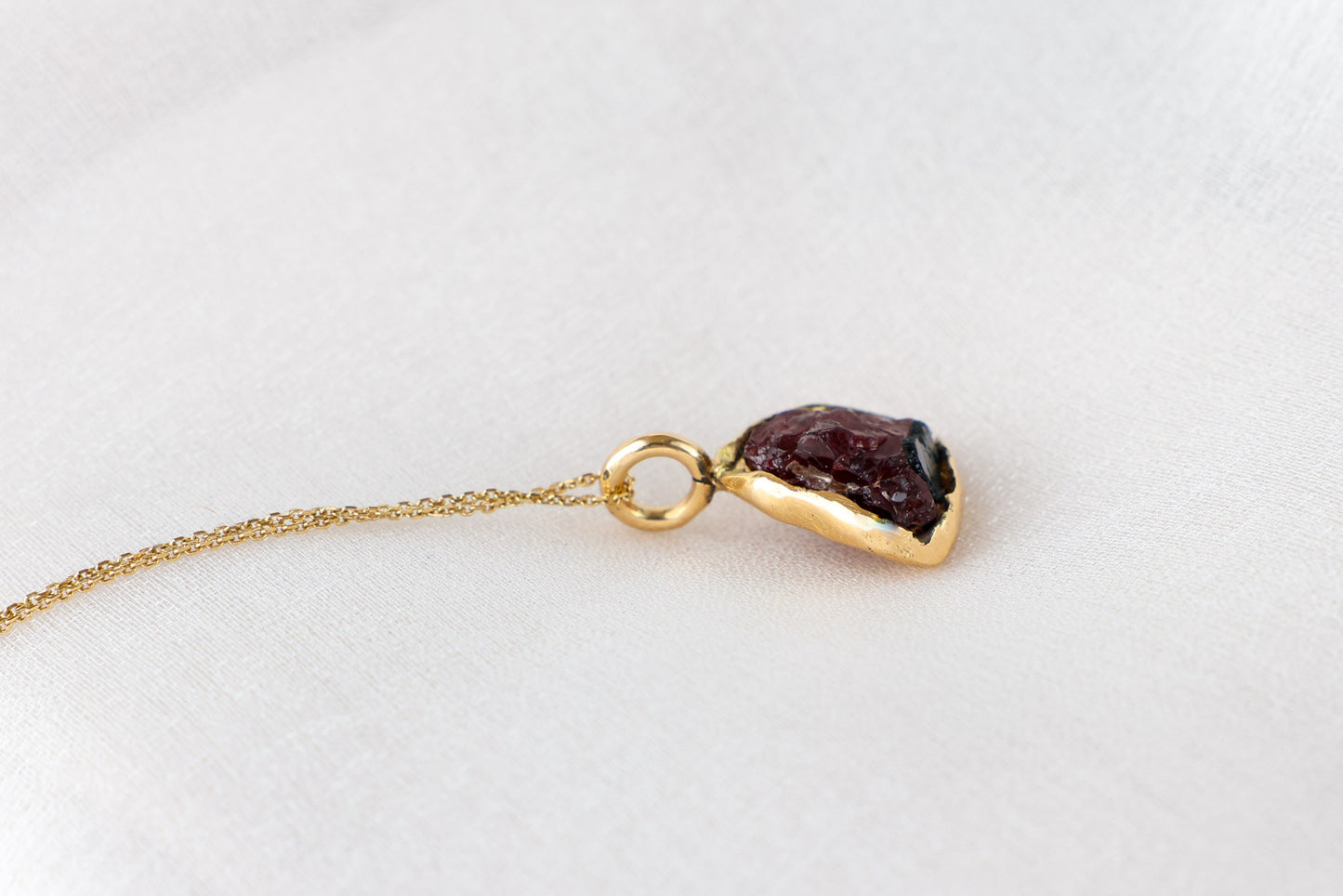 Soleil Sombre – Garnet 18k Gold Pendant