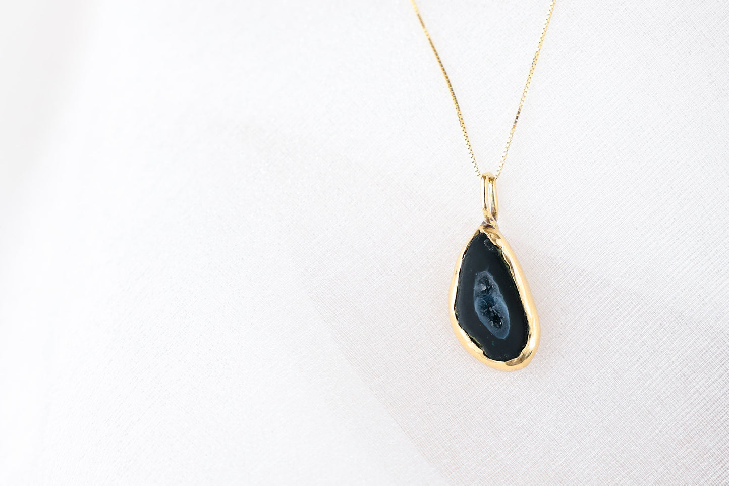 Veloura – Geode Quartz 18k Gold Pendant