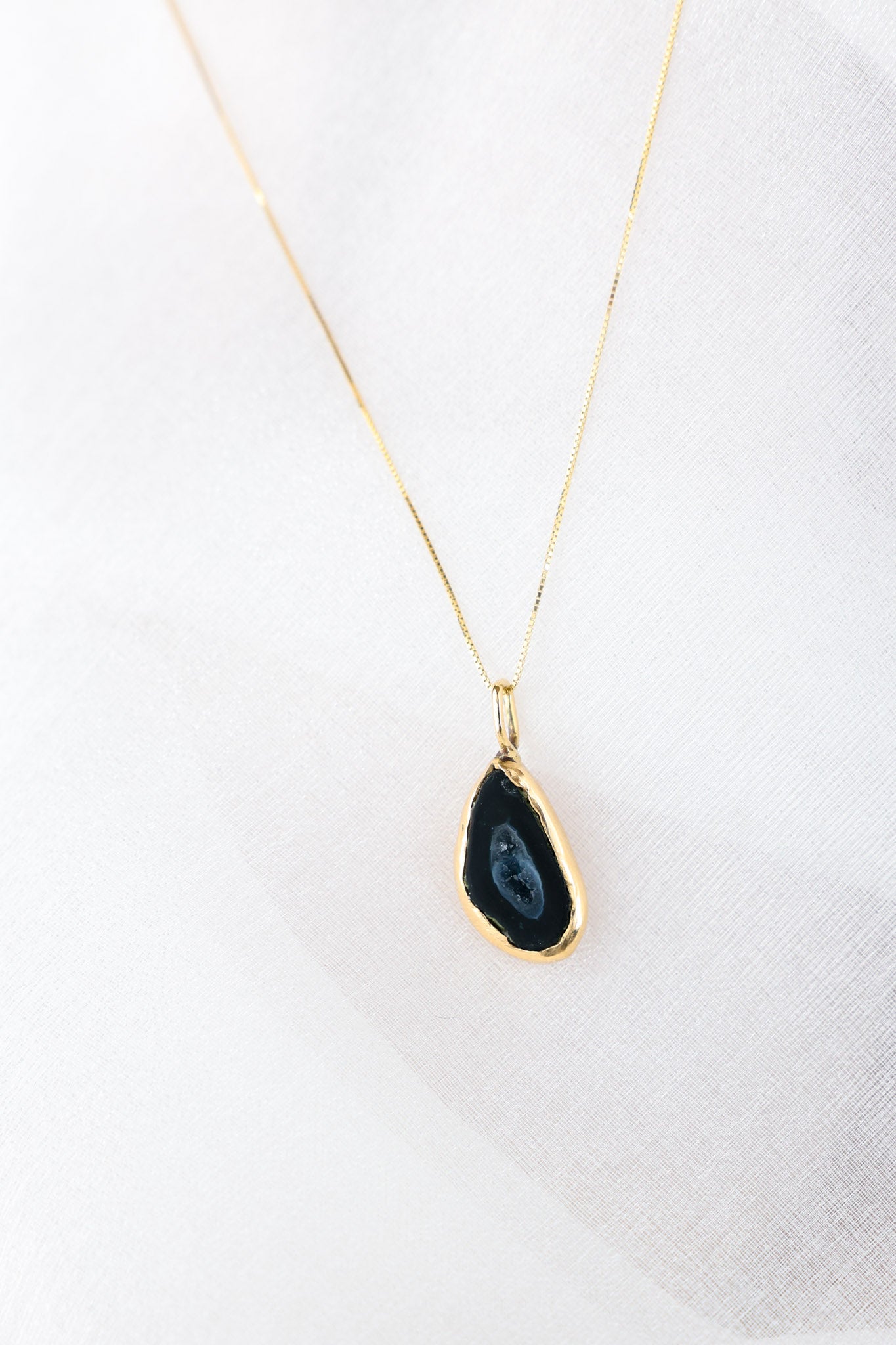 Veloura – Geode Quartz 18k Gold Pendant
